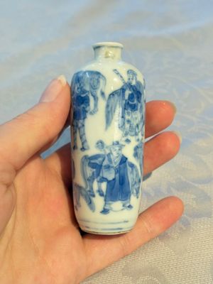 A Chinese blue and white snuff bottle with figural design, dragon mark, 19th C. — photo 3