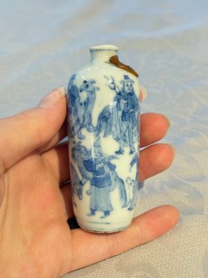 A Chinese blue and white snuff bottle with figural design, dragon mark, 19th C. — photo 4