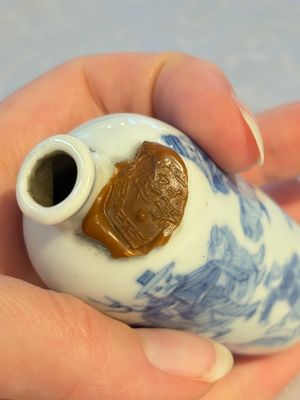 A Chinese blue and white snuff bottle with figural design, dragon mark, 19th C. — photo 6
