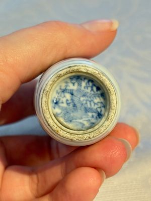 A Chinese blue and white snuff bottle with figural design, dragon mark, 19th C. — photo 7
