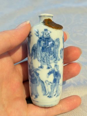 A Chinese blue and white snuff bottle with figural design, dragon mark, 19th C. — photo 8