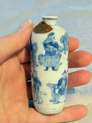 A Chinese blue and white snuff bottle with figural design, dragon mark, 19th C. — photo 9