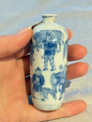 A Chinese blue and white snuff bottle with figural design, dragon mark, 19th C. — photo 10