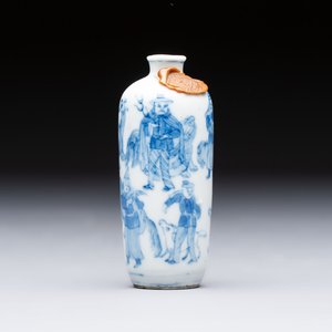 A Chinese blue and white snuff bottle with figural design, dragon mark, 19th C. — photo 1
