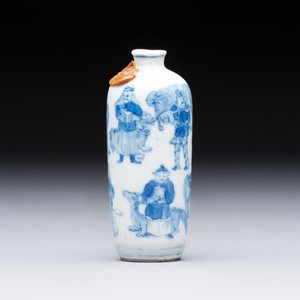 A Chinese blue and white snuff bottle with figural design, dragon mark, 19th C. — photo 2