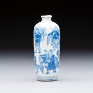A Chinese blue and white snuff bottle with figural design, dragon mark, 19th C. — photo 3