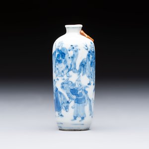 A Chinese blue and white snuff bottle with figural design, dragon mark, 19th C. — photo 4
