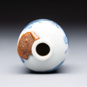 A Chinese blue and white snuff bottle with figural design, dragon mark, 19th C. — photo 5