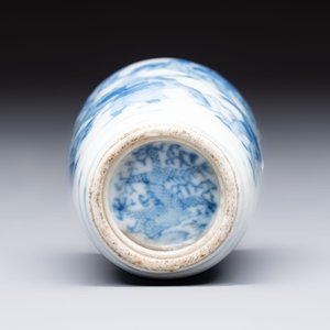 A Chinese blue and white snuff bottle with figural design, dragon mark, 19th C. — photo 6