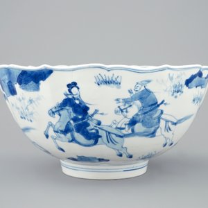A Chinese blue and white soft paste bowl with horseriders, Kangxi — photo 2