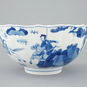 A Chinese blue and white soft paste bowl with horseriders, Kangxi — photo 5