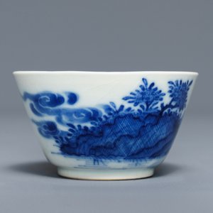 A Chinese blue and white 'soft paste' cup and saucer with an unusual scene with slaves, Qianlong — 照片 6