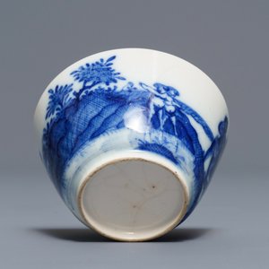 A Chinese blue and white 'soft paste' cup and saucer with an unusual scene with slaves, Qianlong — 照片 8