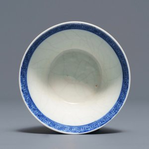 A Chinese blue and white 'soft paste' cup and saucer with an unusual scene with slaves, Qianlong — 照片 9