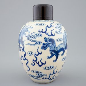 A Chinese blue and white soft paste jar with wooden cover, 19th C. — photo 4