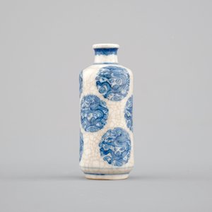 A Chinese blue and white soft paste porcelain snuff bottle, Yongzheng mark — photo 2