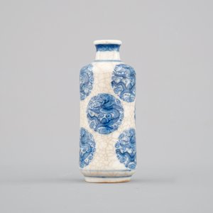 A Chinese blue and white soft paste porcelain snuff bottle, Yongzheng mark — photo 3