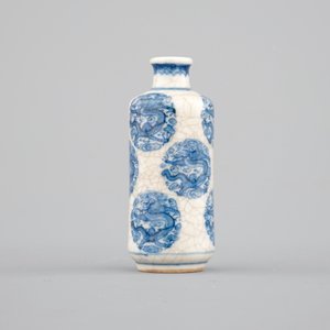 A Chinese blue and white soft paste porcelain snuff bottle, Yongzheng mark — photo 4