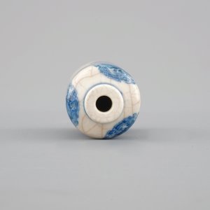 A Chinese blue and white soft paste porcelain snuff bottle, Yongzheng mark — photo 5