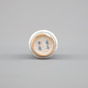 A Chinese blue and white soft paste porcelain snuff bottle, Yongzheng mark — photo 6