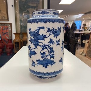 A Chinese blue and white soft paste 'sanduo' 'lantern' vase, Qianlong — 照片 11