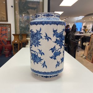 A Chinese blue and white soft paste 'sanduo' 'lantern' vase, Qianlong — 照片 12