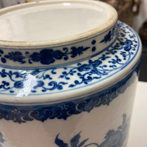 A Chinese blue and white soft paste 'sanduo' 'lantern' vase, Qianlong — 照片 15
