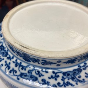 A Chinese blue and white soft paste 'sanduo' 'lantern' vase, Qianlong — 照片 16