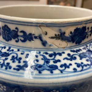 A Chinese blue and white soft paste 'sanduo' 'lantern' vase, Qianlong — 照片 17