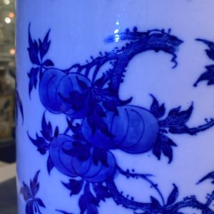 A Chinese blue and white soft paste 'sanduo' 'lantern' vase, Qianlong — 照片 25