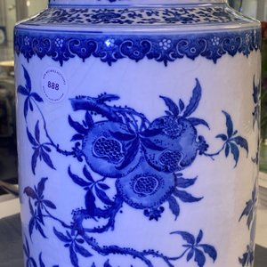 A Chinese blue and white soft paste 'sanduo' 'lantern' vase, Qianlong — 照片 28