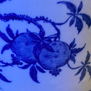 A Chinese blue and white soft paste 'sanduo' 'lantern' vase, Qianlong — 照片 29