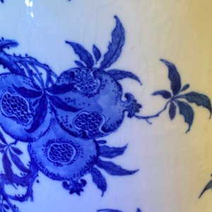A Chinese blue and white soft paste 'sanduo' 'lantern' vase, Qianlong — 照片 31