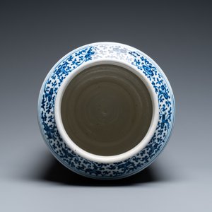 A Chinese blue and white soft paste 'sanduo' 'lantern' vase, Qianlong — 照片 6