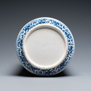 A Chinese blue and white soft paste 'sanduo' 'lantern' vase, Qianlong — 照片 7