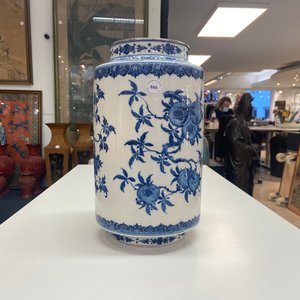 A Chinese blue and white soft paste 'sanduo' 'lantern' vase, Qianlong — 照片 8