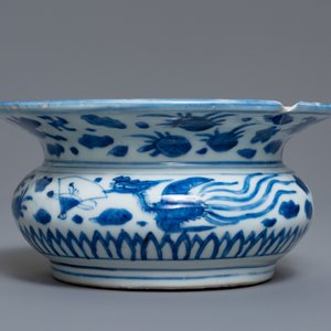 A Chinese blue and white spittoon or slops jar, zha dou, Ming — 照片 4