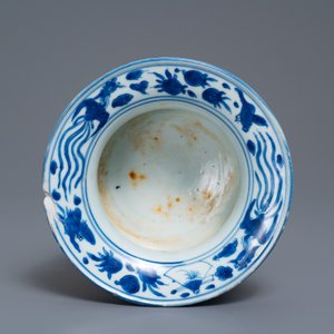 A Chinese blue and white spittoon or slops jar, zha dou, Ming — 照片 6