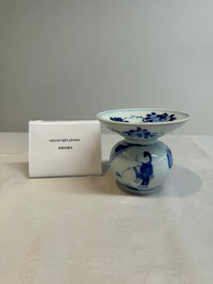 A Chinese blue and white spittoon with figural design, Kangxi — photo 1