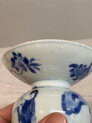 A Chinese blue and white spittoon with figural design, Kangxi — photo 11