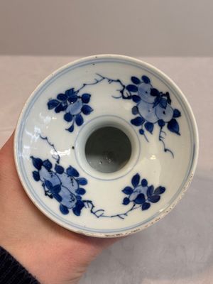 A Chinese blue and white spittoon with figural design, Kangxi — photo 12