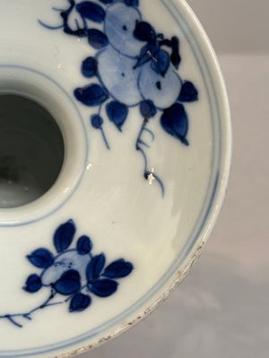 A Chinese blue and white spittoon with figural design, Kangxi — photo 14