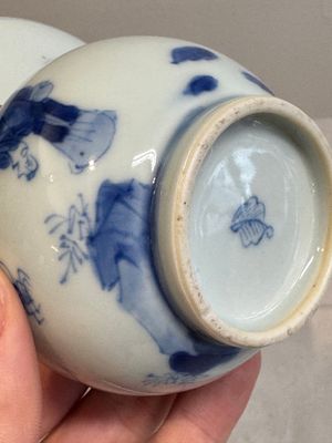A Chinese blue and white spittoon with figural design, Kangxi — photo 17