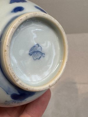 A Chinese blue and white spittoon with figural design, Kangxi — photo 18