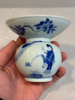 A Chinese blue and white spittoon with figural design, Kangxi — photo 2