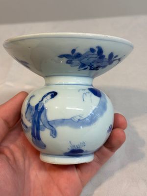 A Chinese blue and white spittoon with figural design, Kangxi — photo 3