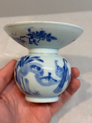 A Chinese blue and white spittoon with figural design, Kangxi — photo 4