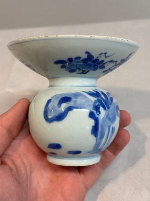 A Chinese blue and white spittoon with figural design, Kangxi — photo 5