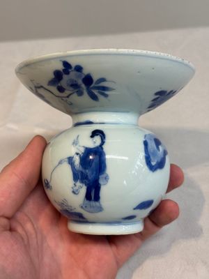 A Chinese blue and white spittoon with figural design, Kangxi — photo 6