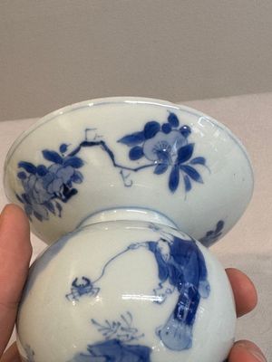 A Chinese blue and white spittoon with figural design, Kangxi — photo 7